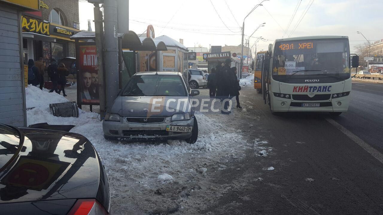 У Києві авто вилетіло на зупинку громадського транспорту: опублікували фото