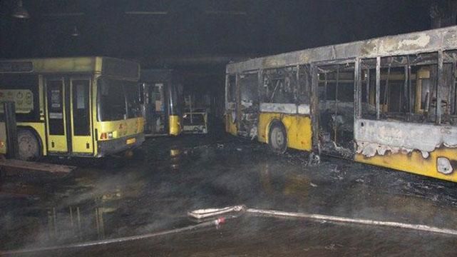 Крупный пожар уничтожил 6 автобусов в Киеве