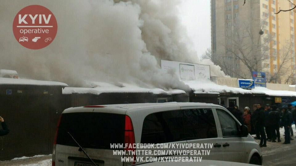 В Киеве горит рынок: фото и видео масштабного пожара