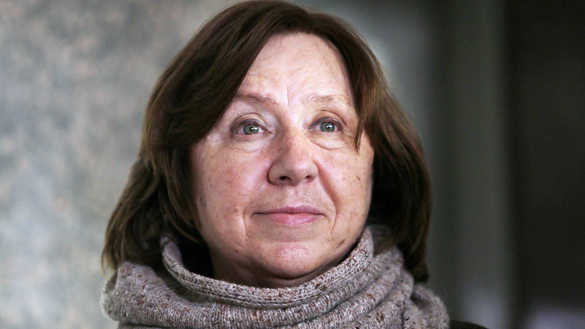 Письменниця Алексієвич побачила зловісний знак у затриманні Жадана