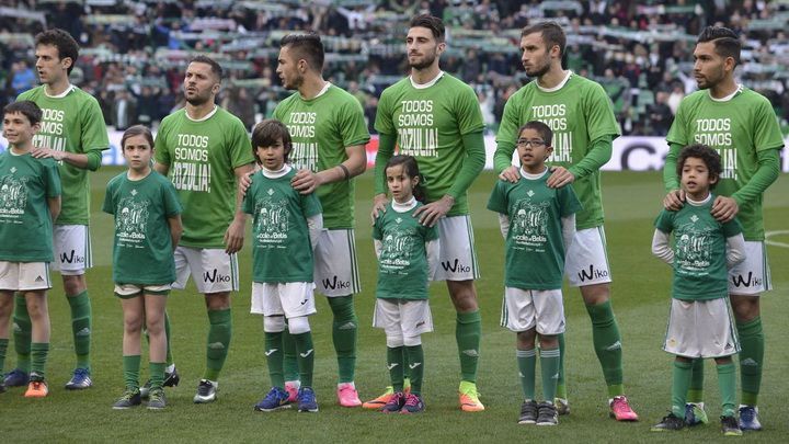 Іспанські футболісти вийшли на матч в футболках на підтримку українця Романа Зозулі: фото