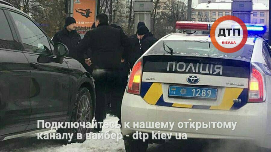 Полиция устроила погоню за Porsche Cayenne в Киеве: опубликованы фото