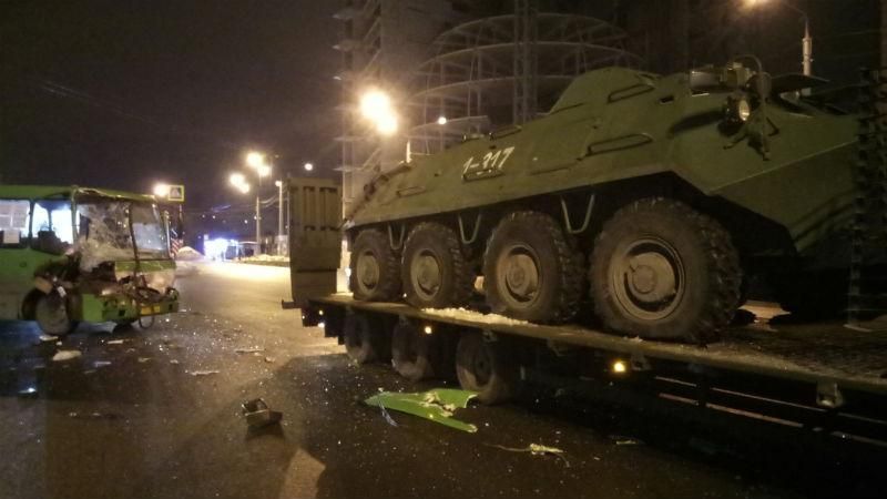 Маршрутка влетіла в причеп з військовою технікою у Харкові: з'явилось фото аварії Маршрутка влетіла в причеп з військовою технікою у Харкові: з'явилось фото аварії
