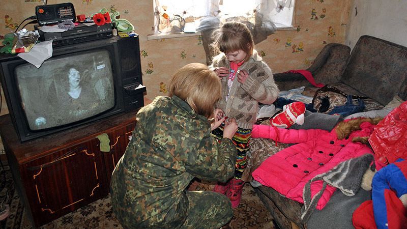 Двух маленьких детей спасли от холодной смерти в Донецкой области