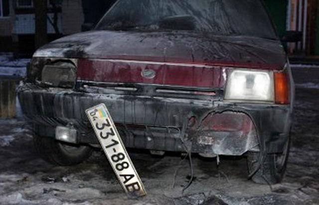 Неизвестные сожгли авто журналиста на Днепропетровщине