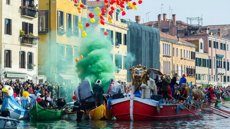 Розпал карнавального сезону: яскраві фото з Венеції та Ніцци 