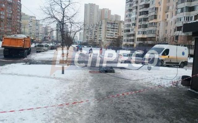 Грузовик сбил электроопору и убила мужчину в Киеве Грузовик сбил электроопору и убила мужчину в Киеве