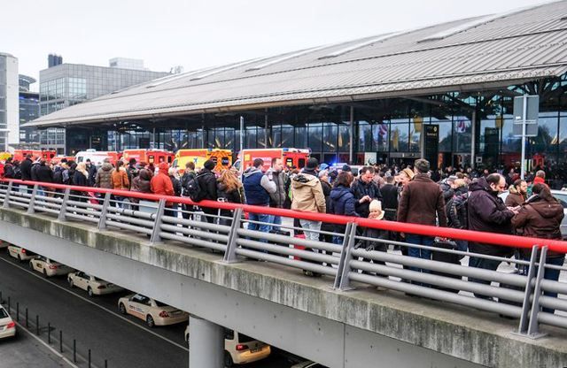 Стало известно, чем отравились люди в аэропорту Гамбурга: пострадавших стало больше