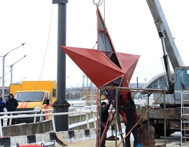 Путінські байкери встановлюють пам’ятник терористів у Луганську Путінські байкери встановлюють пам’ятник терористів у Луганську