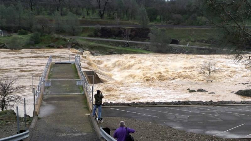 В Калифорнии может прорвать самую высокую дамбу: объявлена массовая эвакуация В Калифорнии может прорвать самую высокую дамбу: объявлена массовая эвакуация