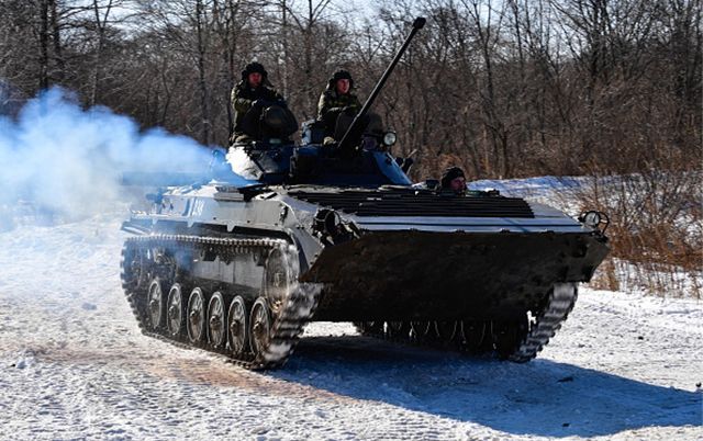 Российские военные на БМП травмируют мирных жителей Донбасса, – разведка