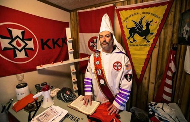 В США нашли мертвым одного из лидеров Ку-Клукс-Клана В США нашли мертвым одного из лидеров Ку-Клукс-Клана