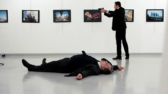 Главный приз престижной премии World Press Photo получило фото убитого российского посла