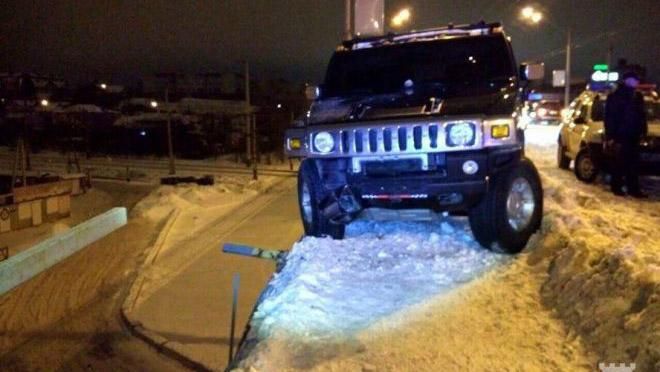 Троє дівчат-підлітків викрали "Хаммер" у Рівному Троє дівчат-підлітків викрали "Хаммер" у Рівному