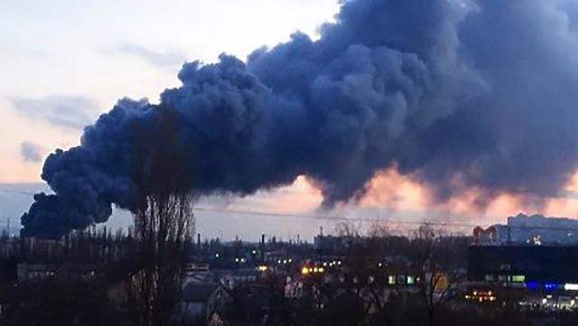 В окупованому Сімферополі сталась масштабна пожежа: видно чорний стовп диму