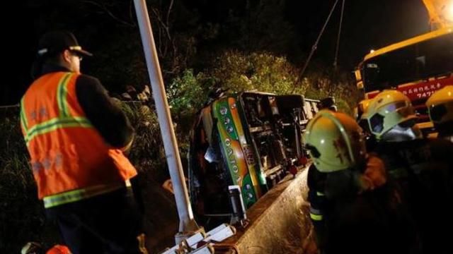 Три десятка человек погибли в результате аварии автобуса на Тайване