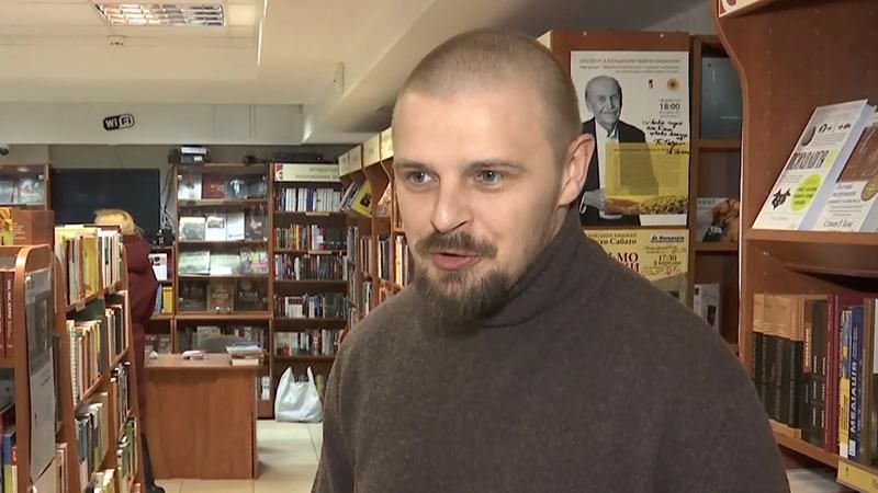 Боєць "Правого Сектора" презентував збірку поезій про війну Боєць "Правого Сектора" презентував збірку поезій про війну