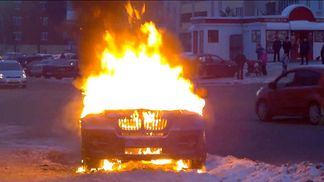 Невідомі в Києві спалили позашляховик: з'явилось фото