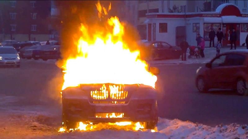Неизвестные в Киеве сожгли внедорожник: появилось фото