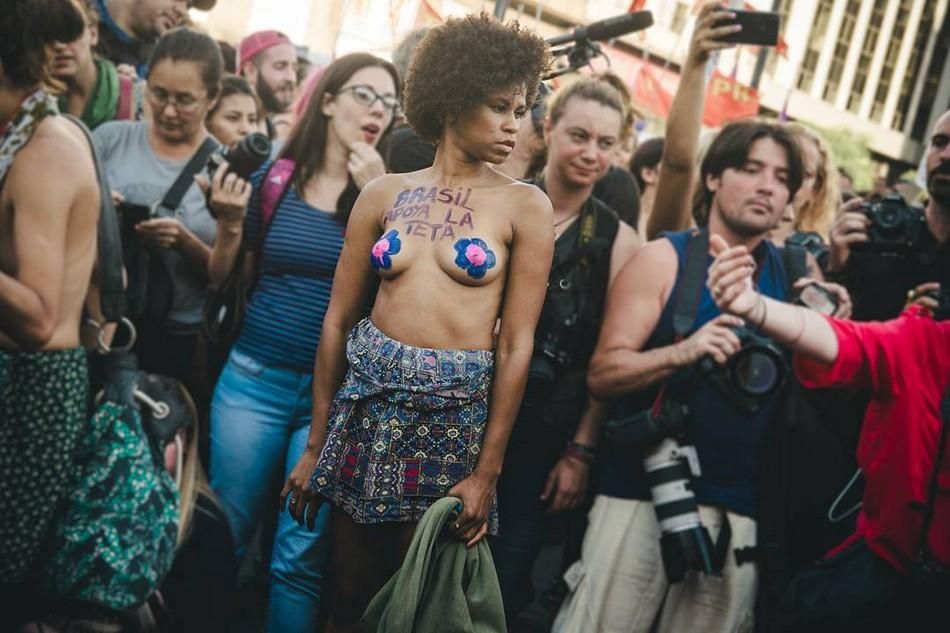 Против цензуры: сотни женщин обнажили грудь на улицах Аргентины