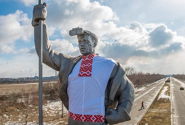 Советский памятник одели в вышиванку в Мариуполе