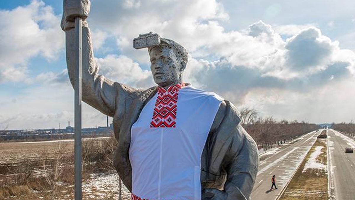 Советский памятник одели в вышиванку в Мариуполе Советский памятник одели в вышиванку в Мариуполе