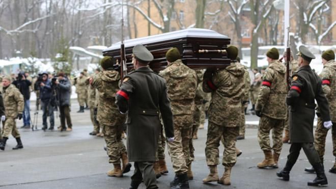 Попрощалися з легендарним генералом, який відмовився розганяти Майдан Попрощалися з легендарним генералом, який відмовився розганяти Майдан