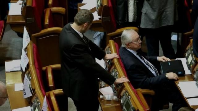 ТОП-5 депутатів, яких ловили на кнопкодавстві у січні 2017-го ТОП-5 депутатів, яких ловили на кнопкодавстві у січні 2017-го