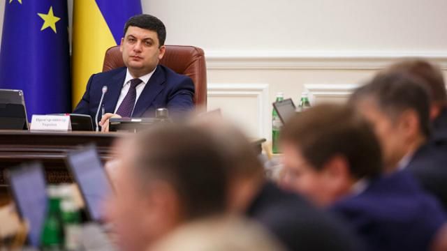 Гройсман терміново збирає позачергове засідання уряду Гройсман терміново збирає позачергове засідання уряду