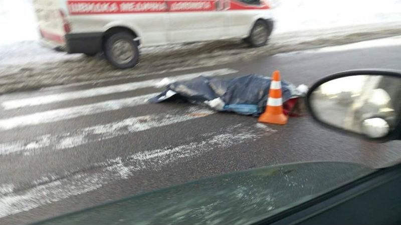 Потужна аварія у Києві: через сильний удар пасажирка вилетіла з машини