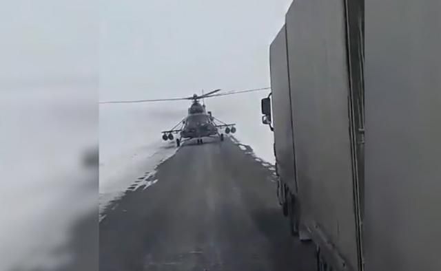 Пилот посадил вертолет на дорогу в Казахстане, чтобы узнать куда лететь