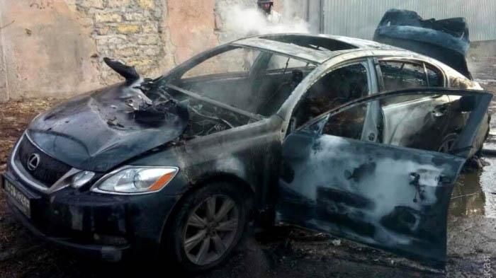 В Одессе сожгли авто с бизнесменом внутри