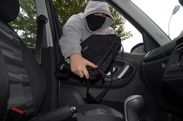 Автомобіль народного депутата "обчистили" в Києві Автомобіль народного депутата "обчистили" в Києві