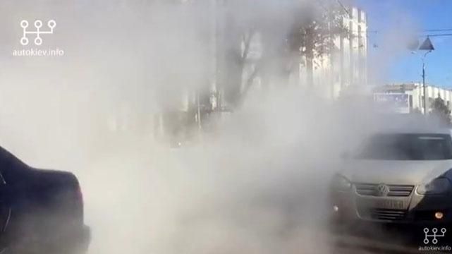 Вулицю Києва заливає окропом: з'явилось відео