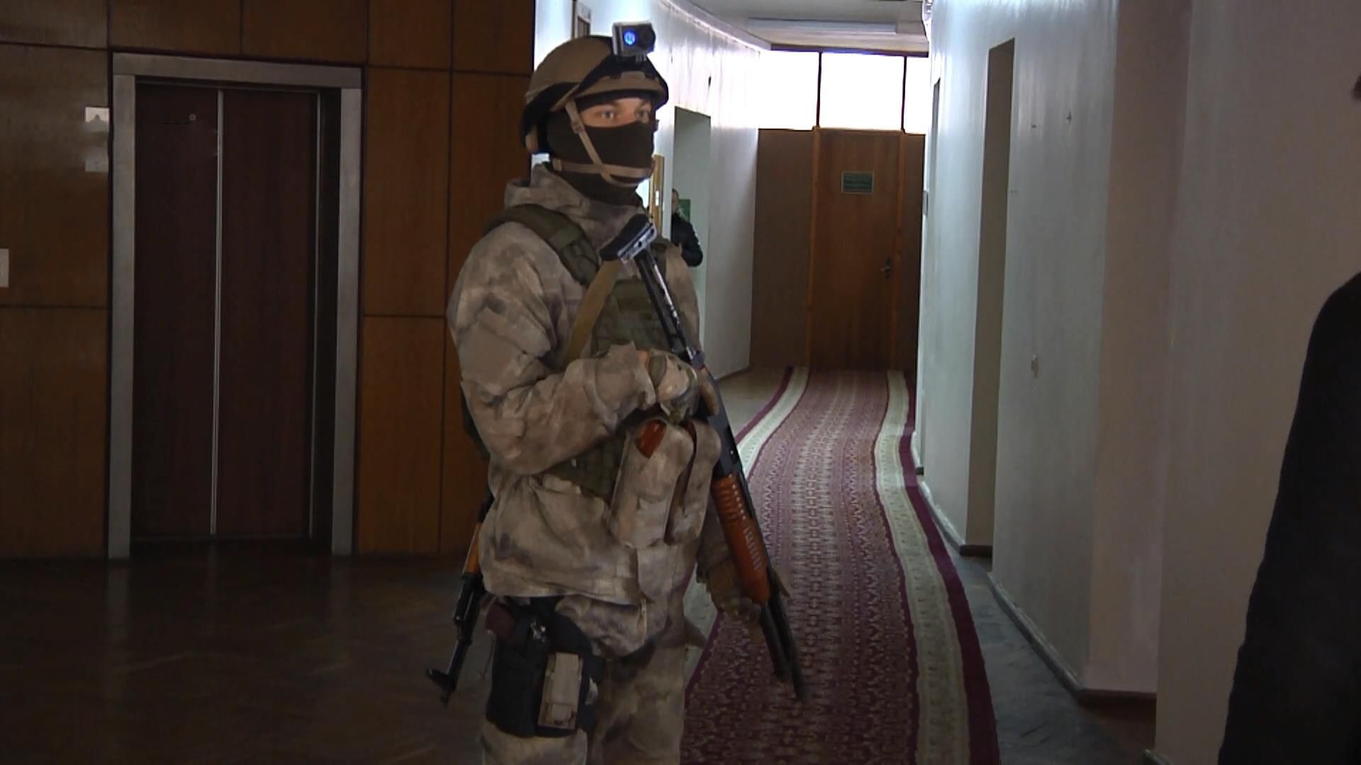 Слідчі прокуратури прийшли з обшуками до Волинської облради через бурштин Слідчі прокуратури прийшли з обшуками до Волинської облради через бурштин