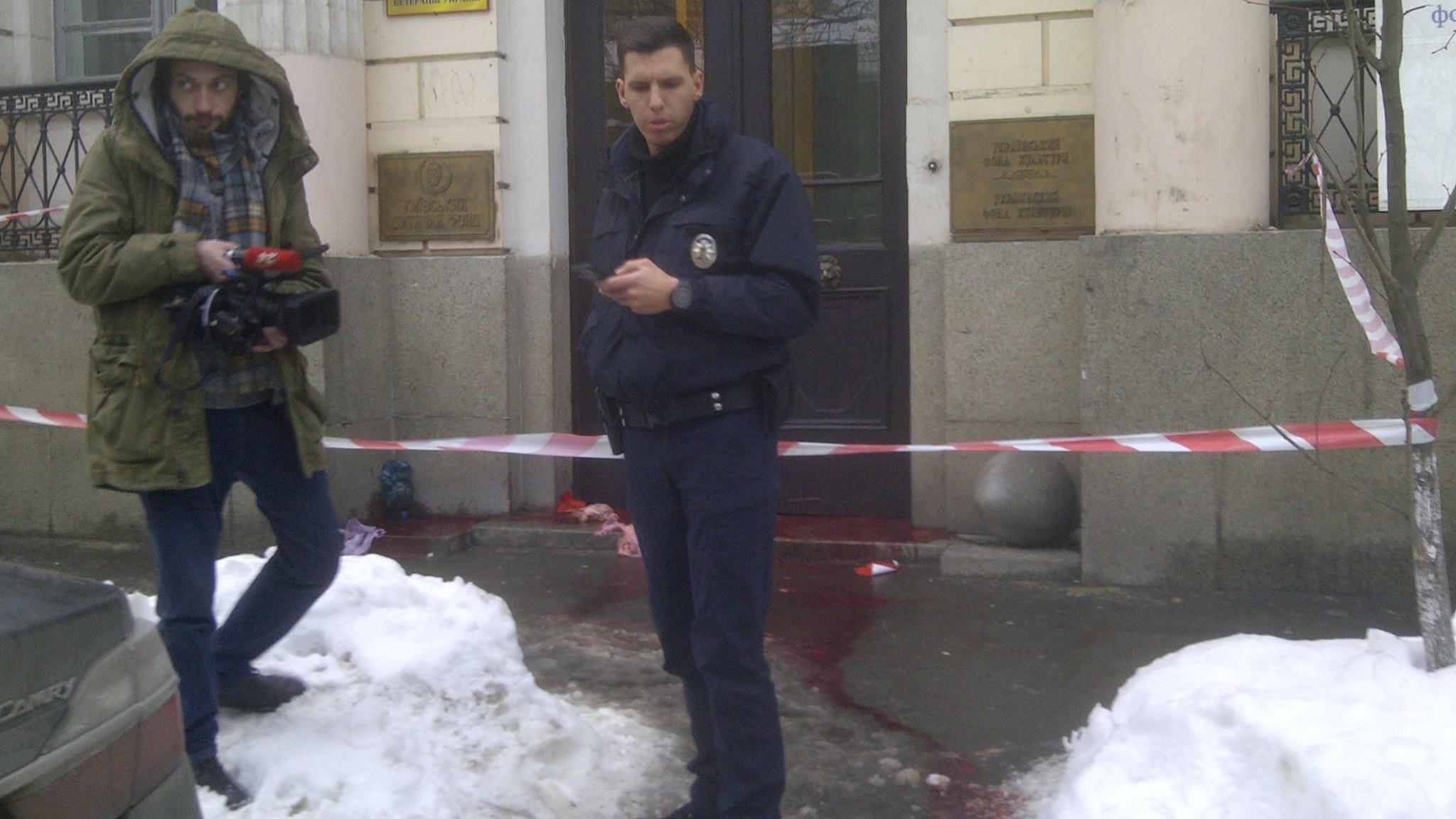 Неизвестные облили "кровью" Институт нацпамяти Вьятровича Неизвестные облили "кровью" Институт нацпамяти Вьятровича