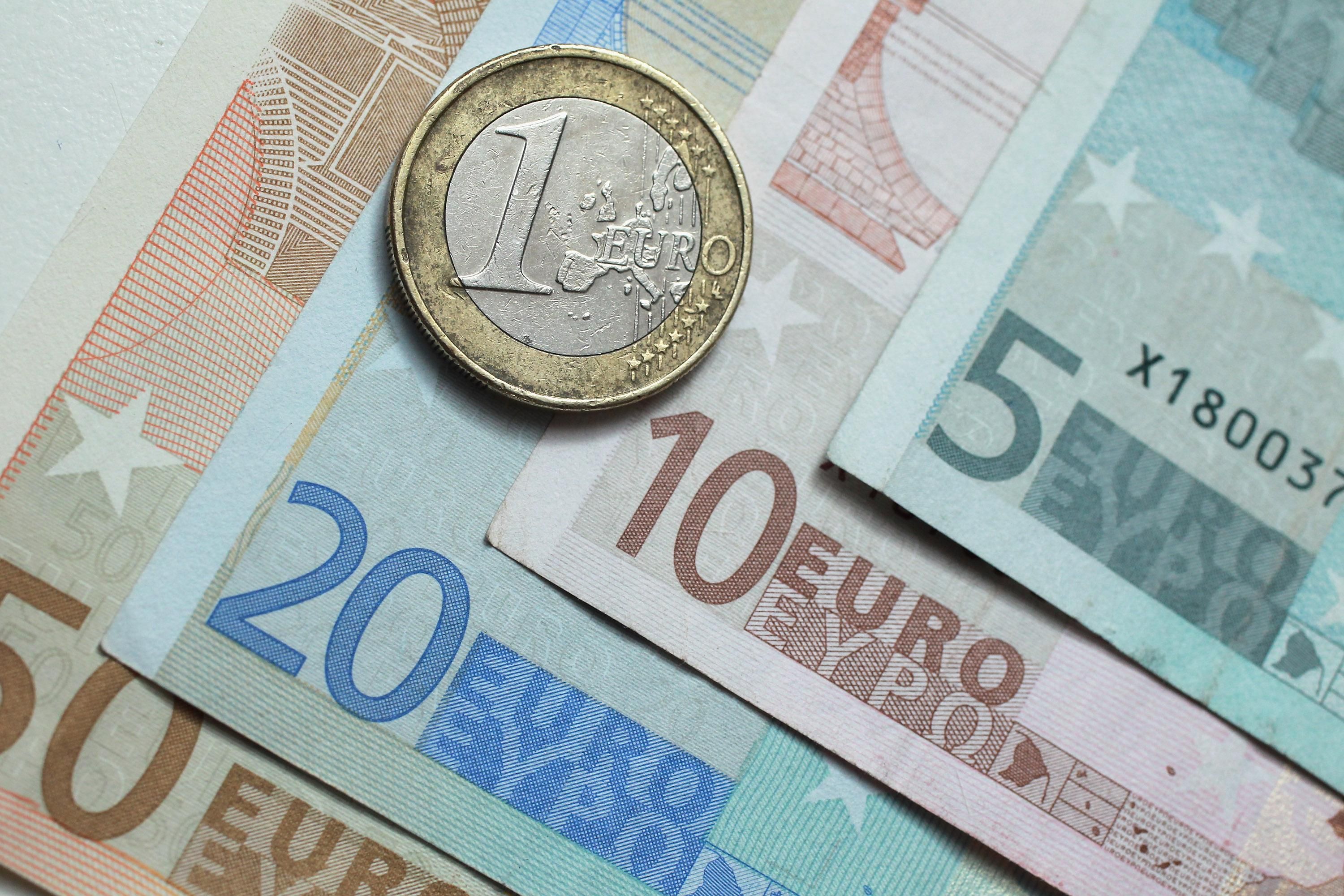 Курс валют на 17 лютого: євро відіграє втрачені позиції