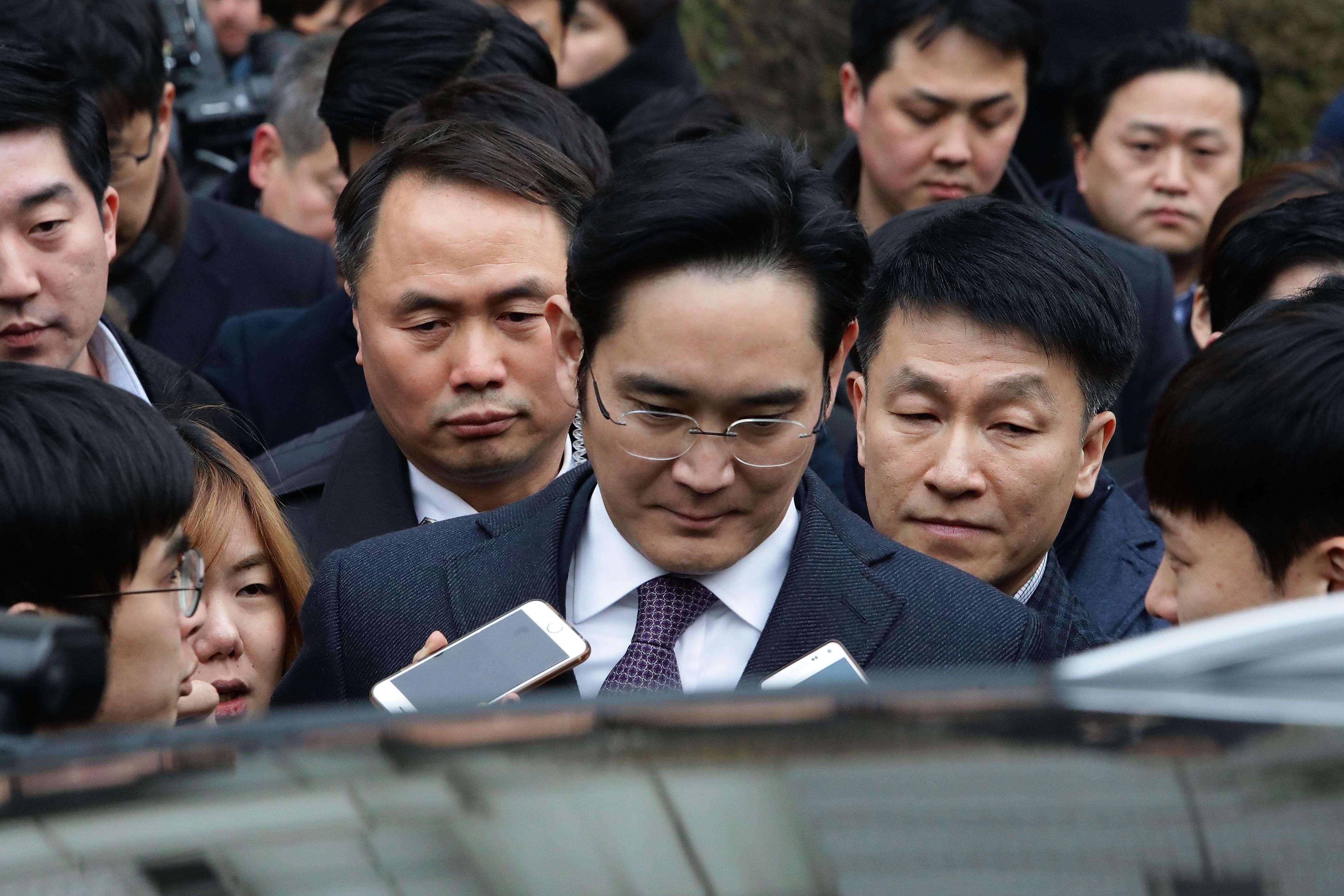 Суд арестовал главу Samsung