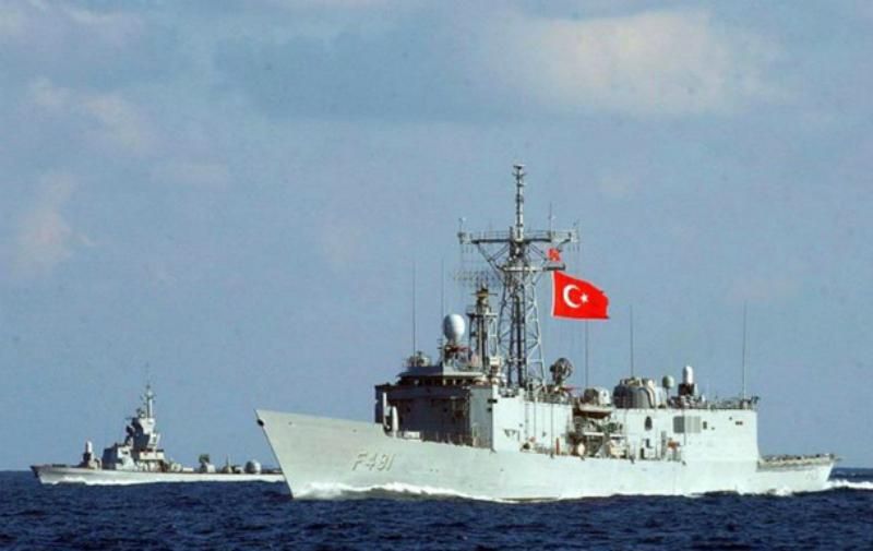 Турецкий военный корабль открыл огонь на территории Греции