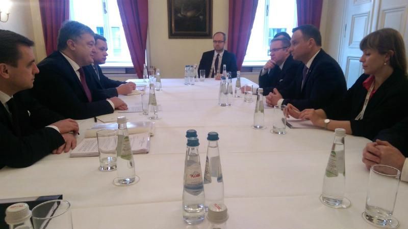 Порошенко поговорил с Дудой в Мюнхене: появились детали разговора Порошенко поговорил с Дудой в Мюнхене: появились детали разговора