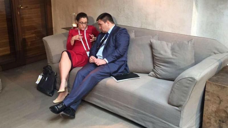 Український та канадський міністри поговорили виключно українською мовою Український та канадський міністри поговорили виключно українською мовою