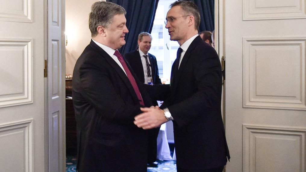 Появились информация, о чем Порошенко говорил с Генсеком НАТО