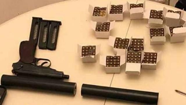 Росіянина з арсеналом зброї, набоїв та телефонів затримали у Києві: з'явились фото Росіянина з арсеналом зброї, набоїв та телефонів затримали у Києві: з'явились фото