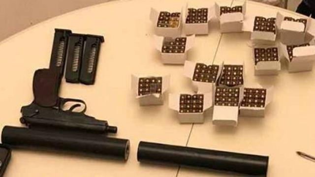 Россиянина с арсеналом оружия, боеприпасами и телефонами задержали в Киеве: появились фото