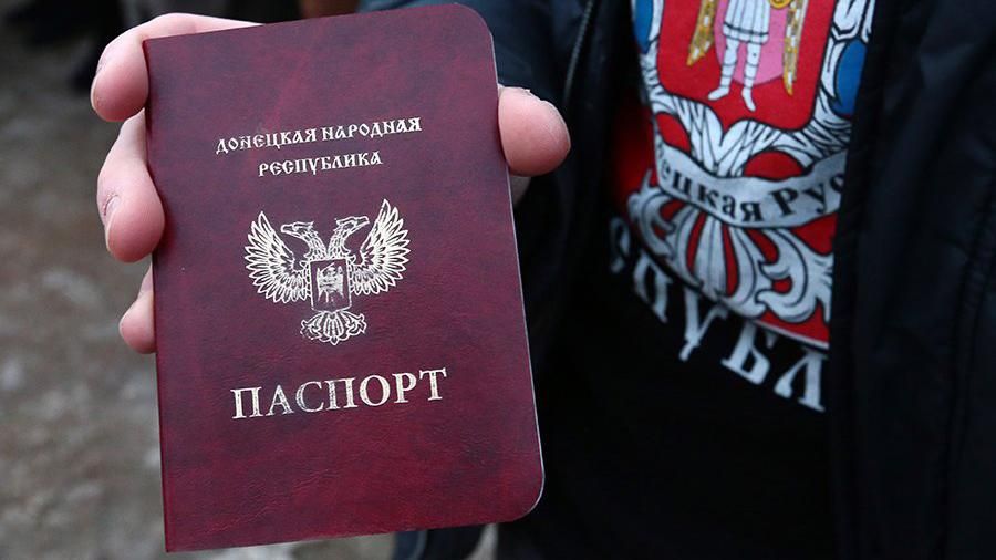 Что стоит за признанием Россией паспортов "ДНР" и "ЛНР": мнение журналиста