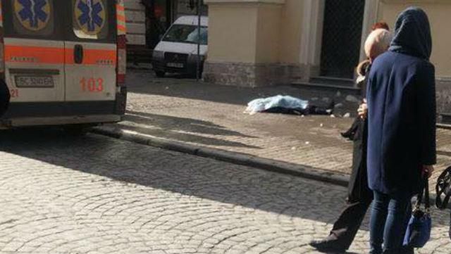 Брила снігу вбила жінку у центрі Львова Брила снігу вбила жінку у центрі Львова