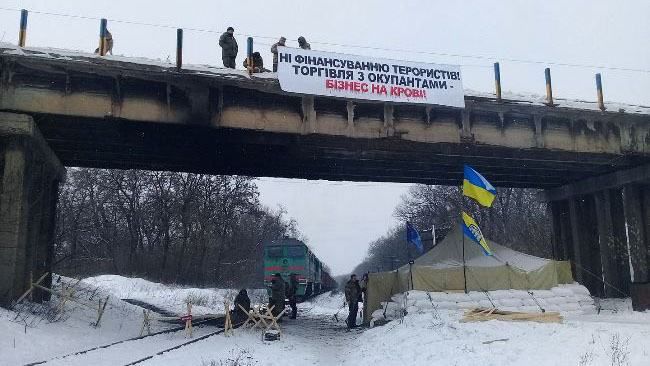 Участники блокады Донбасса встретились с местными жителями