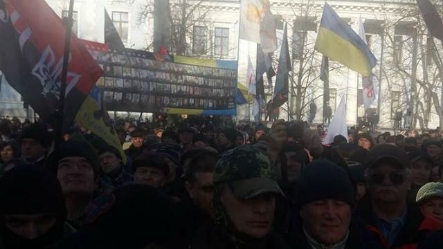 Учасники блокади прийшли з акцією під стіни Порошенка, вже зводять редут Учасники блокади прийшли з акцією під стіни Порошенка, вже зводять редут