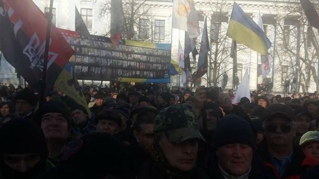 Участники блокады пришли с акцией под стены Порошенко, уже возводят редут