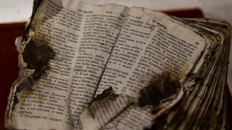 Порошенко показав незвичний артефакт загиблого бійця на Донбасі під час зустрічі з віце-президентом США Порошенко показав незвичний артефакт загиблого бійця на Донбасі під час зустрічі з віце-президентом США